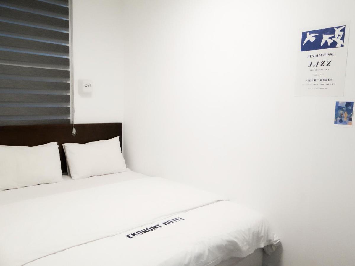 Ekonomy Haeundae Hostel Busan Bagian luar foto