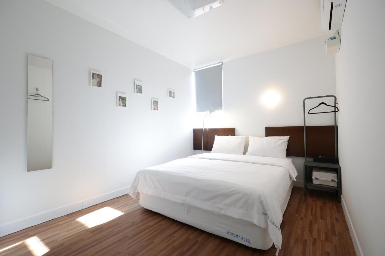 Ekonomy Haeundae Hostel Busan Bagian luar foto
