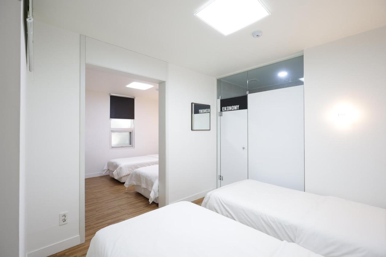 Ekonomy Haeundae Hostel Busan Bagian luar foto
