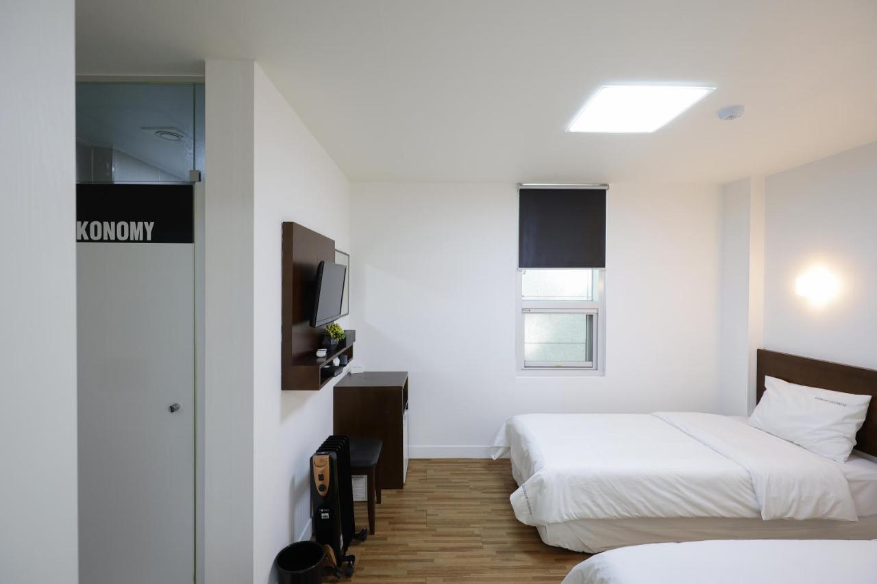 Ekonomy Haeundae Hostel Busan Bagian luar foto
