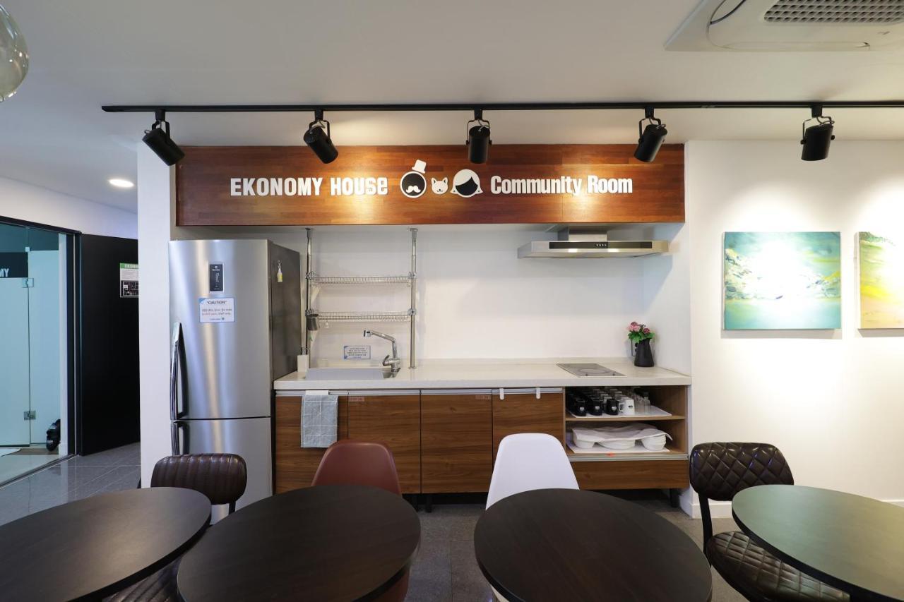 Ekonomy Haeundae Hostel Busan Bagian luar foto