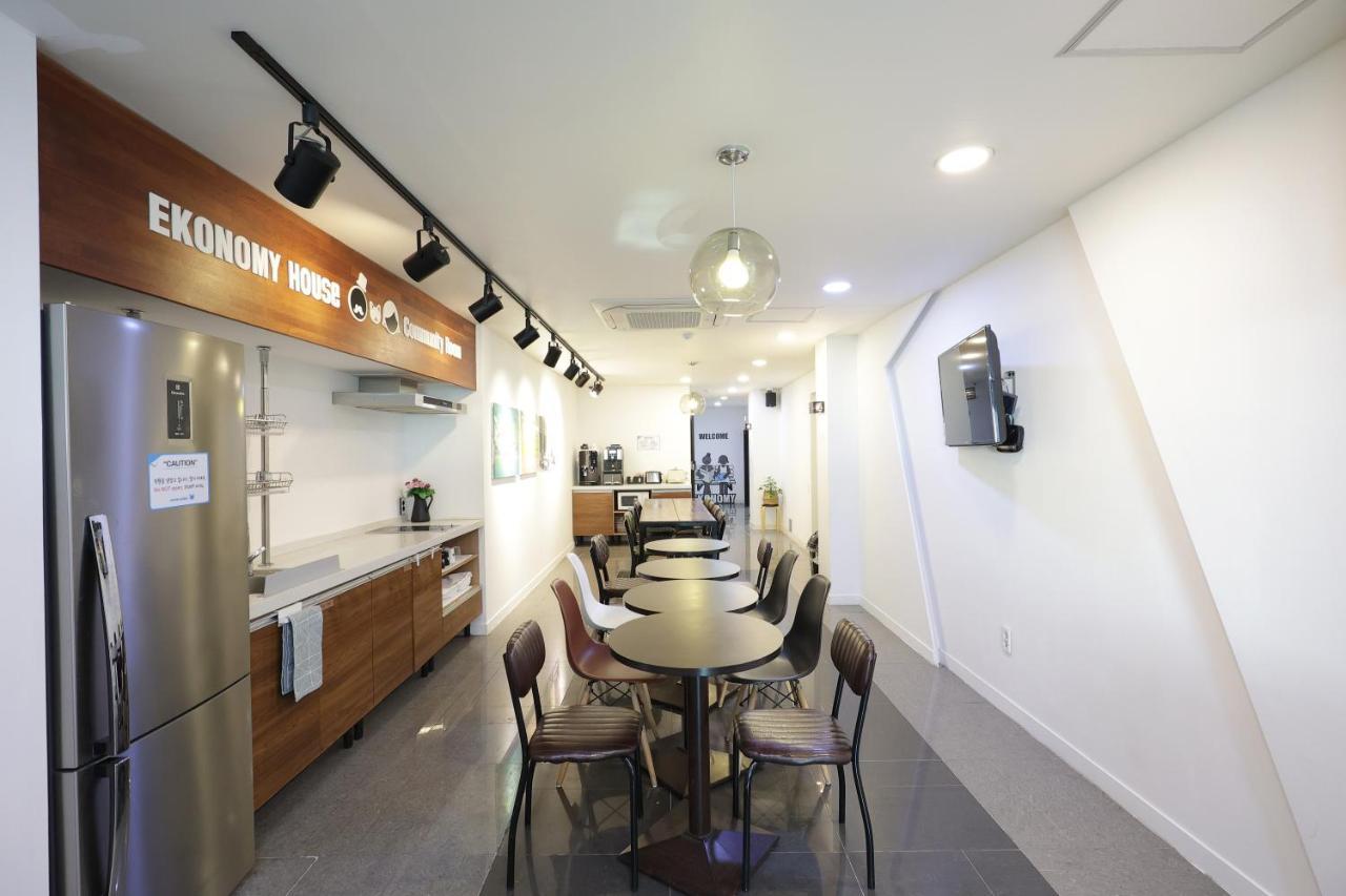 Ekonomy Haeundae Hostel Busan Bagian luar foto