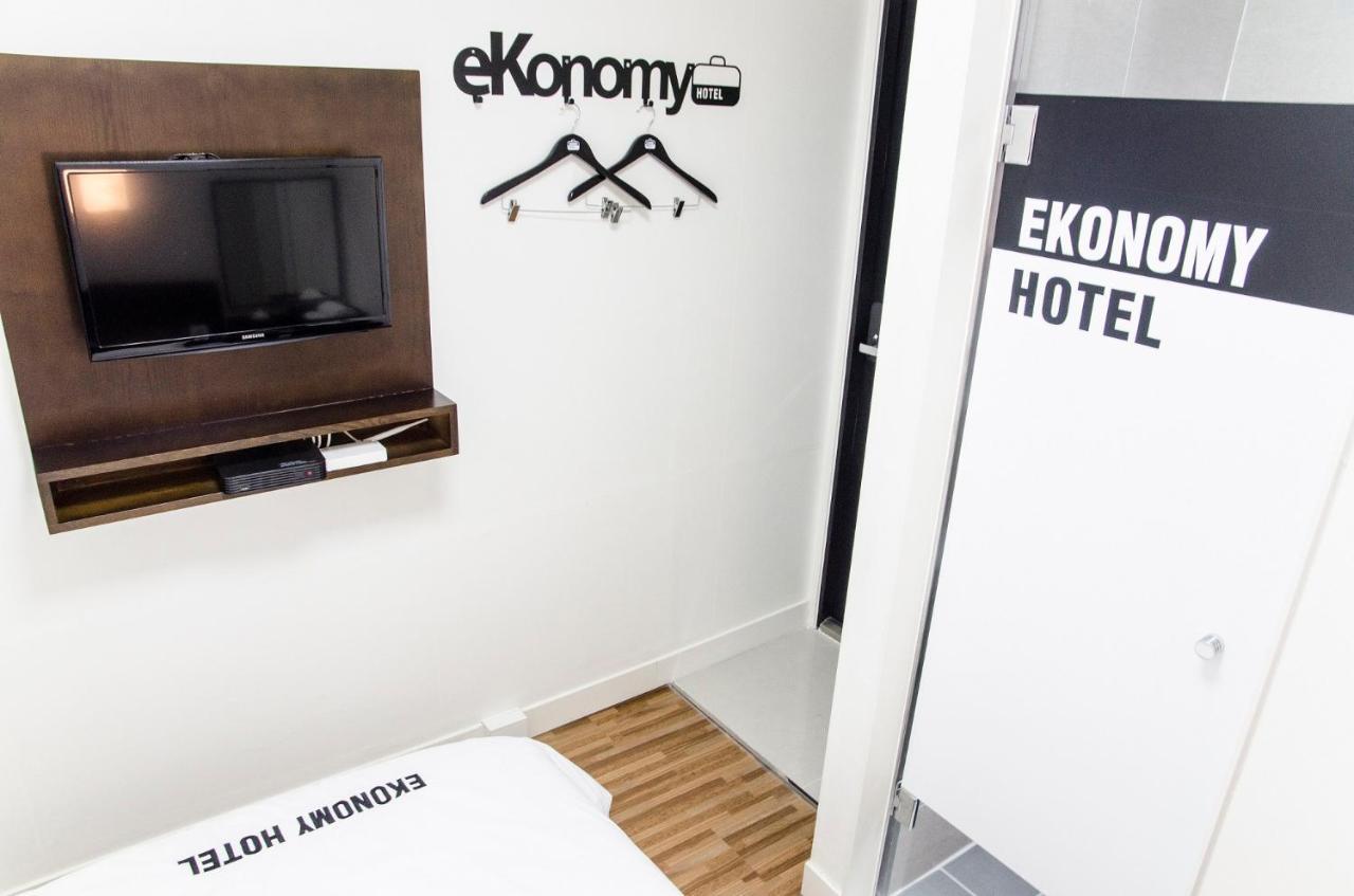 Ekonomy Haeundae Hostel Busan Bagian luar foto