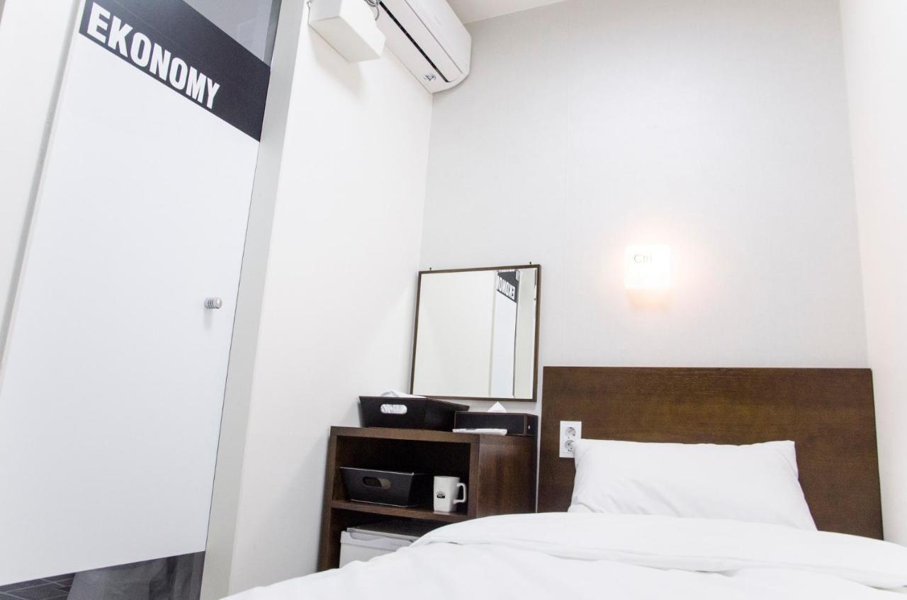 Ekonomy Haeundae Hostel Busan Bagian luar foto