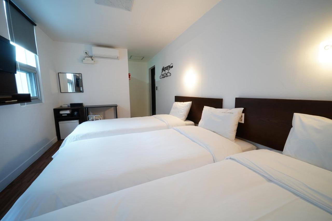 Ekonomy Haeundae Hostel Busan Bagian luar foto