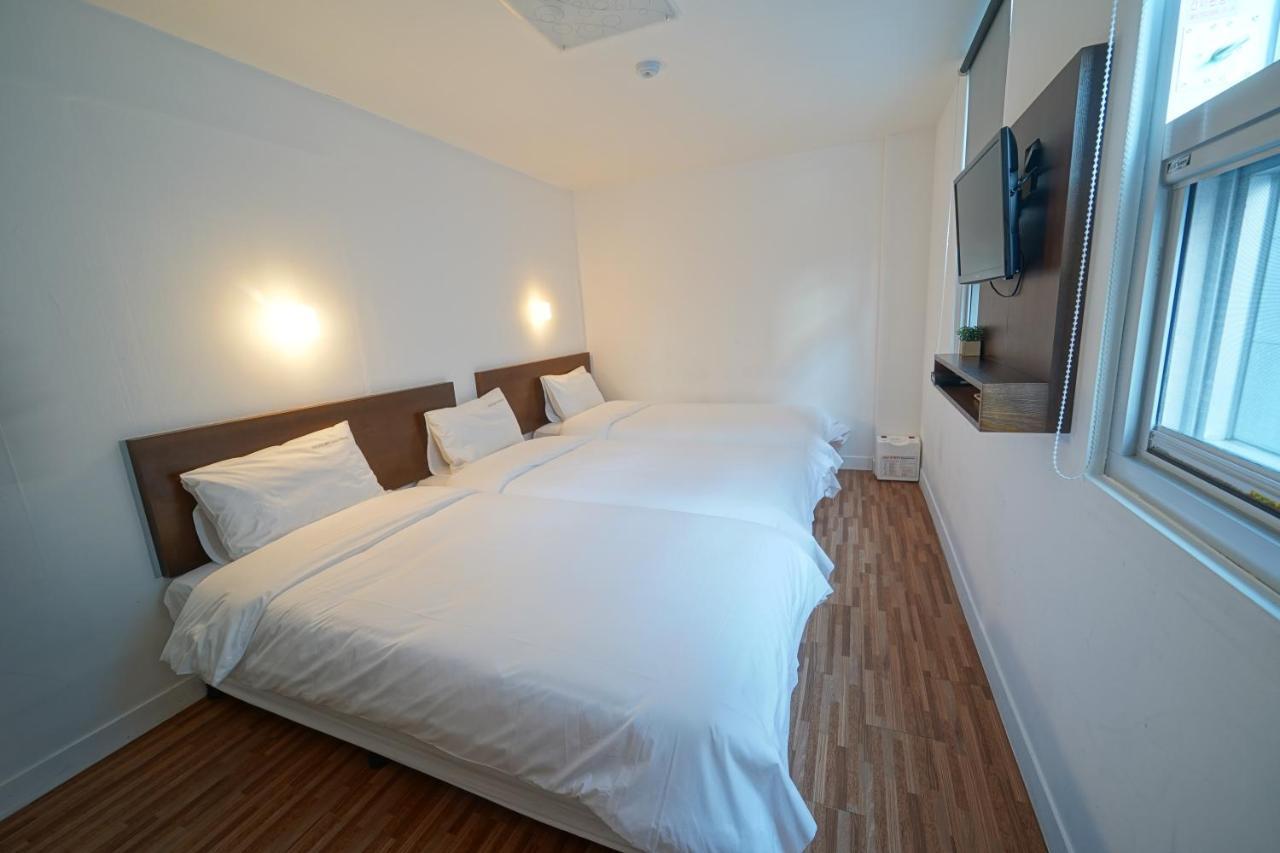 Ekonomy Haeundae Hostel Busan Bagian luar foto