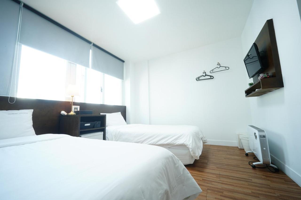 Ekonomy Haeundae Hostel Busan Bagian luar foto