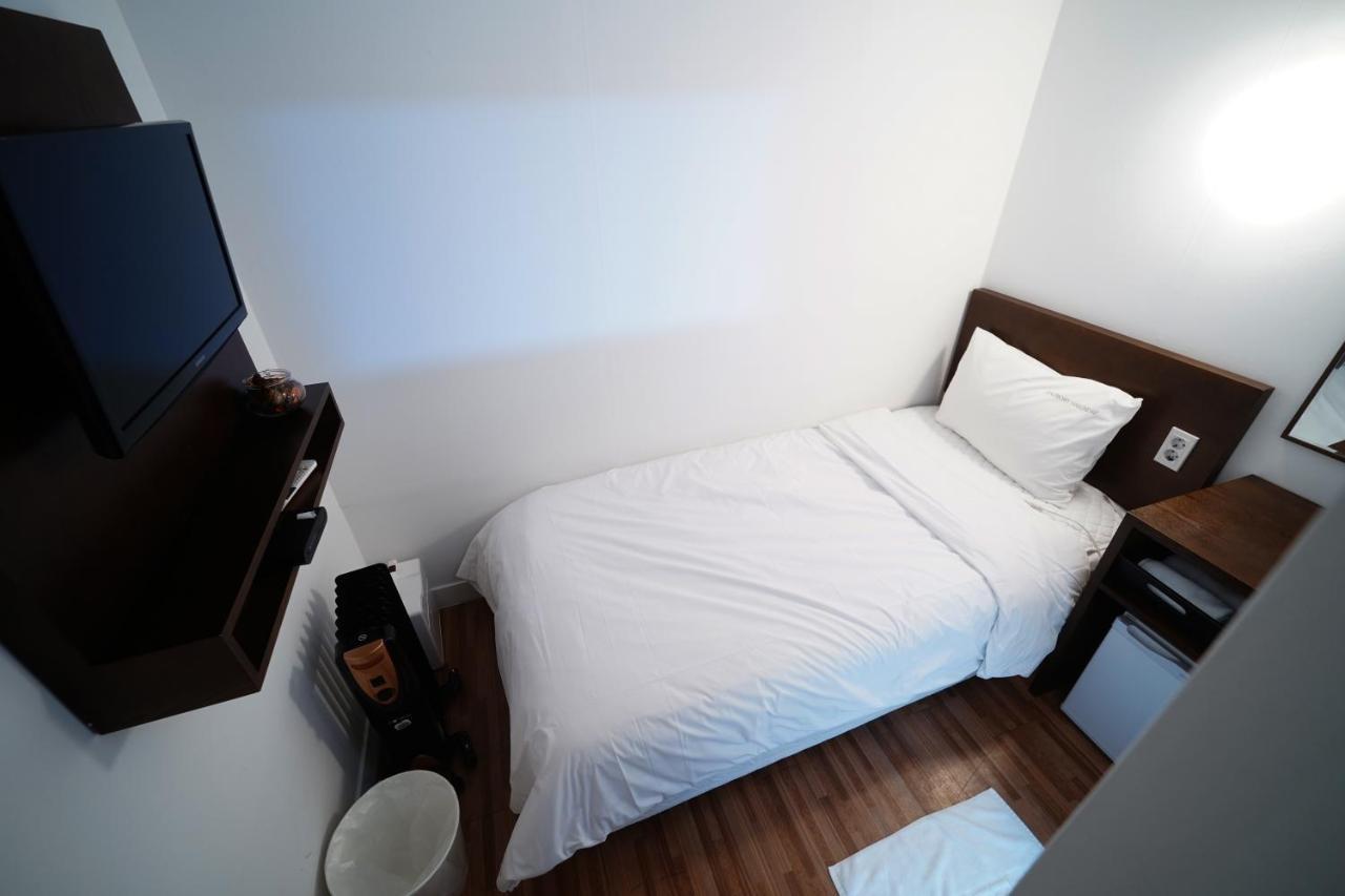 Ekonomy Haeundae Hostel Busan Bagian luar foto