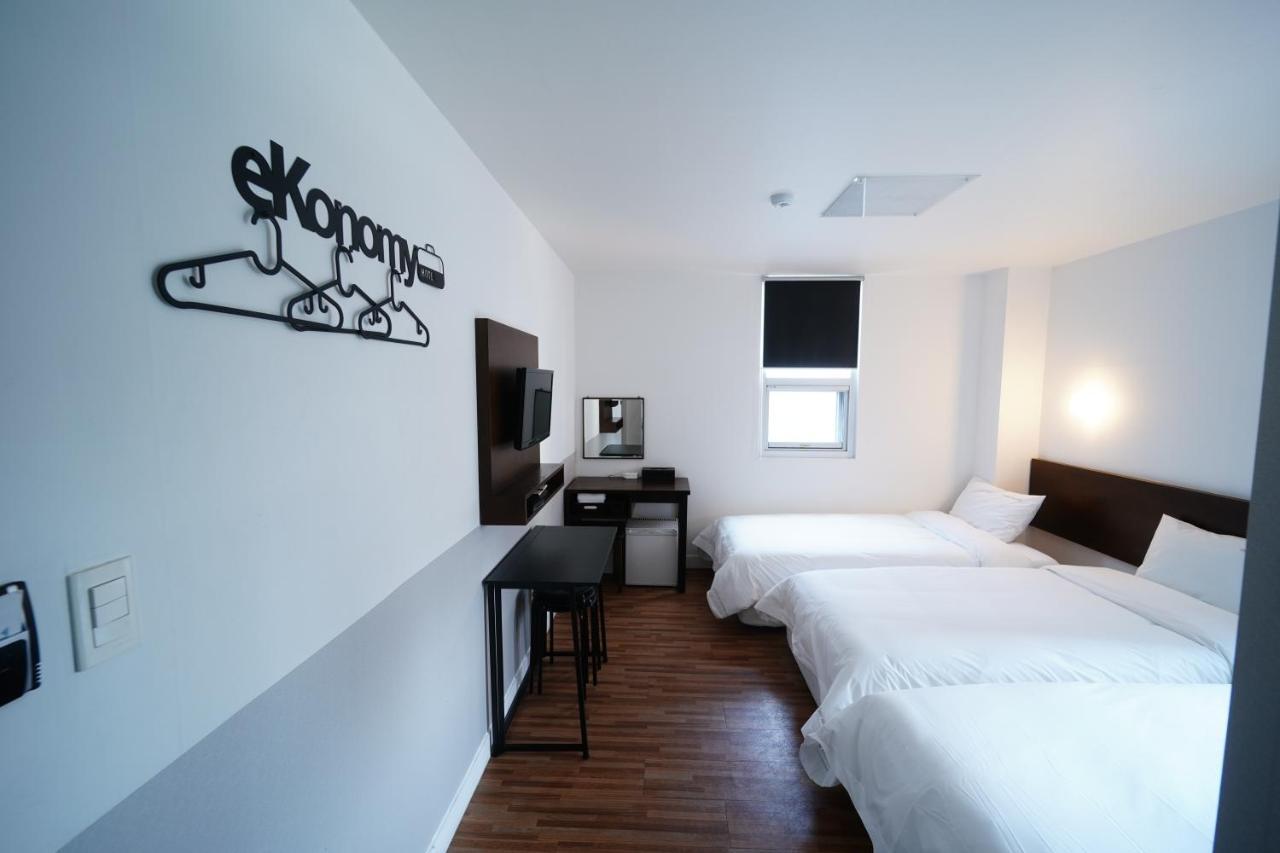 Ekonomy Haeundae Hostel Busan Bagian luar foto