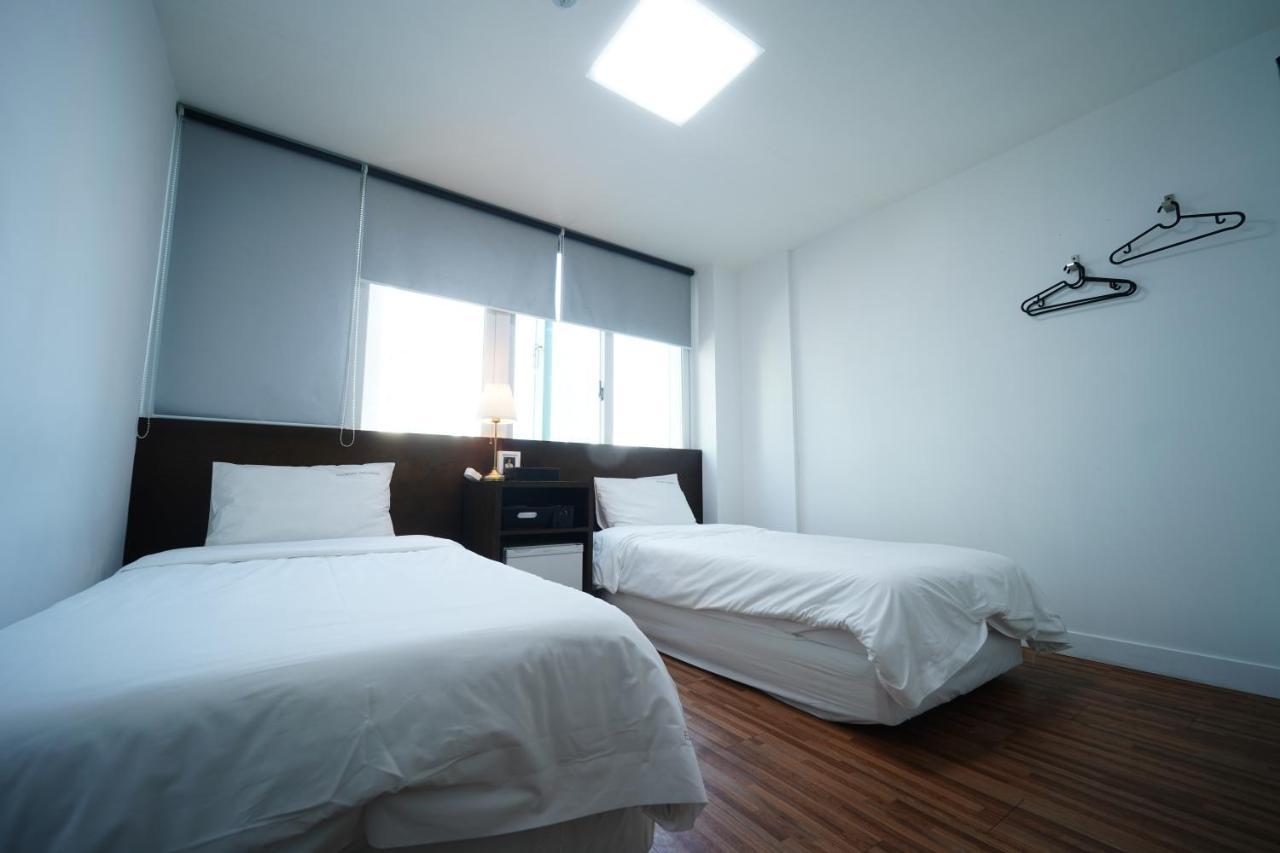 Ekonomy Haeundae Hostel Busan Bagian luar foto