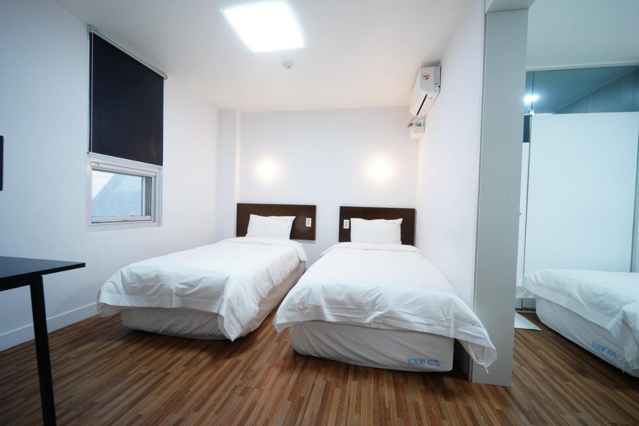 Ekonomy Haeundae Hostel Busan Bagian luar foto