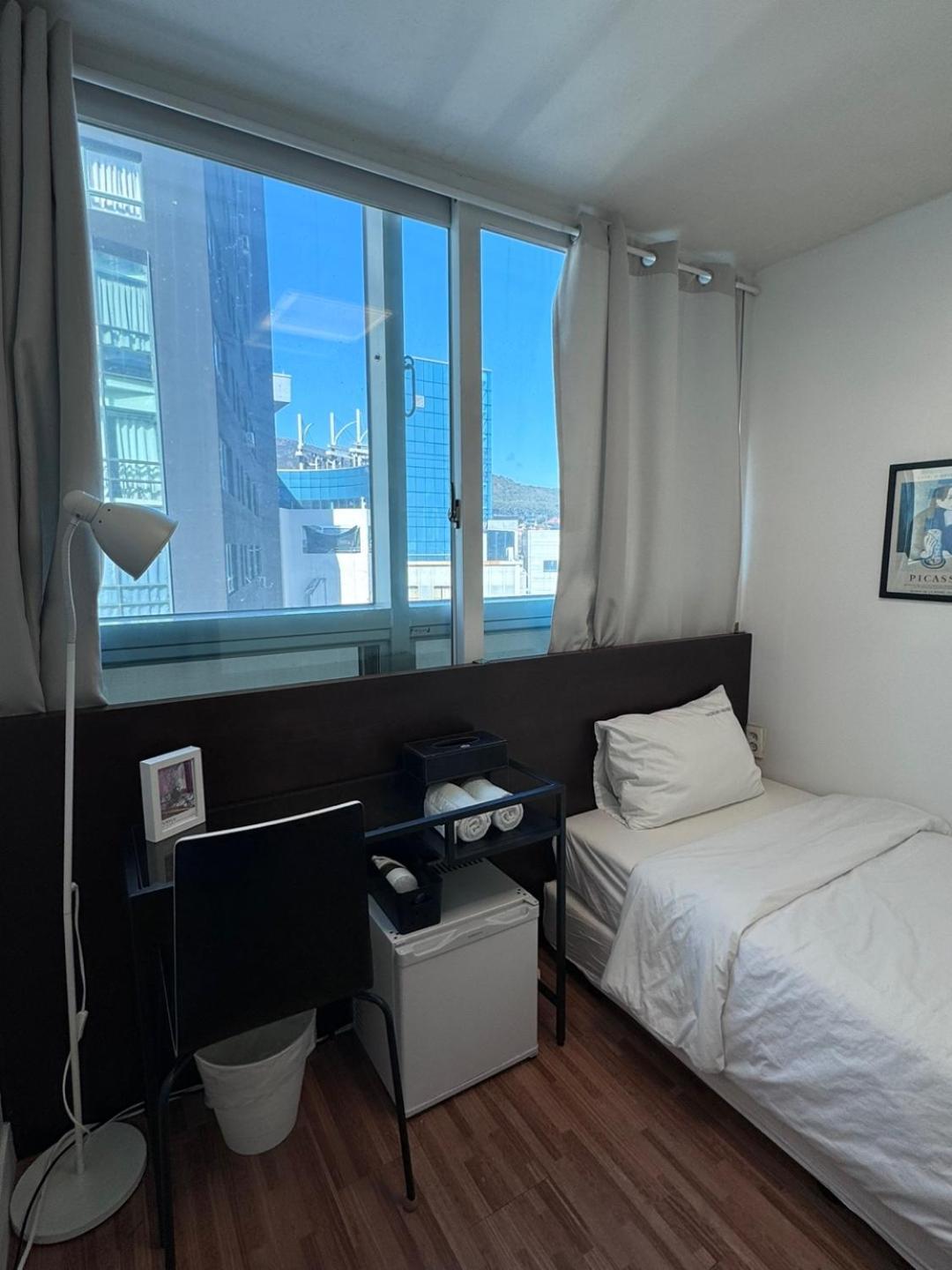Ekonomy Haeundae Hostel Busan Bagian luar foto