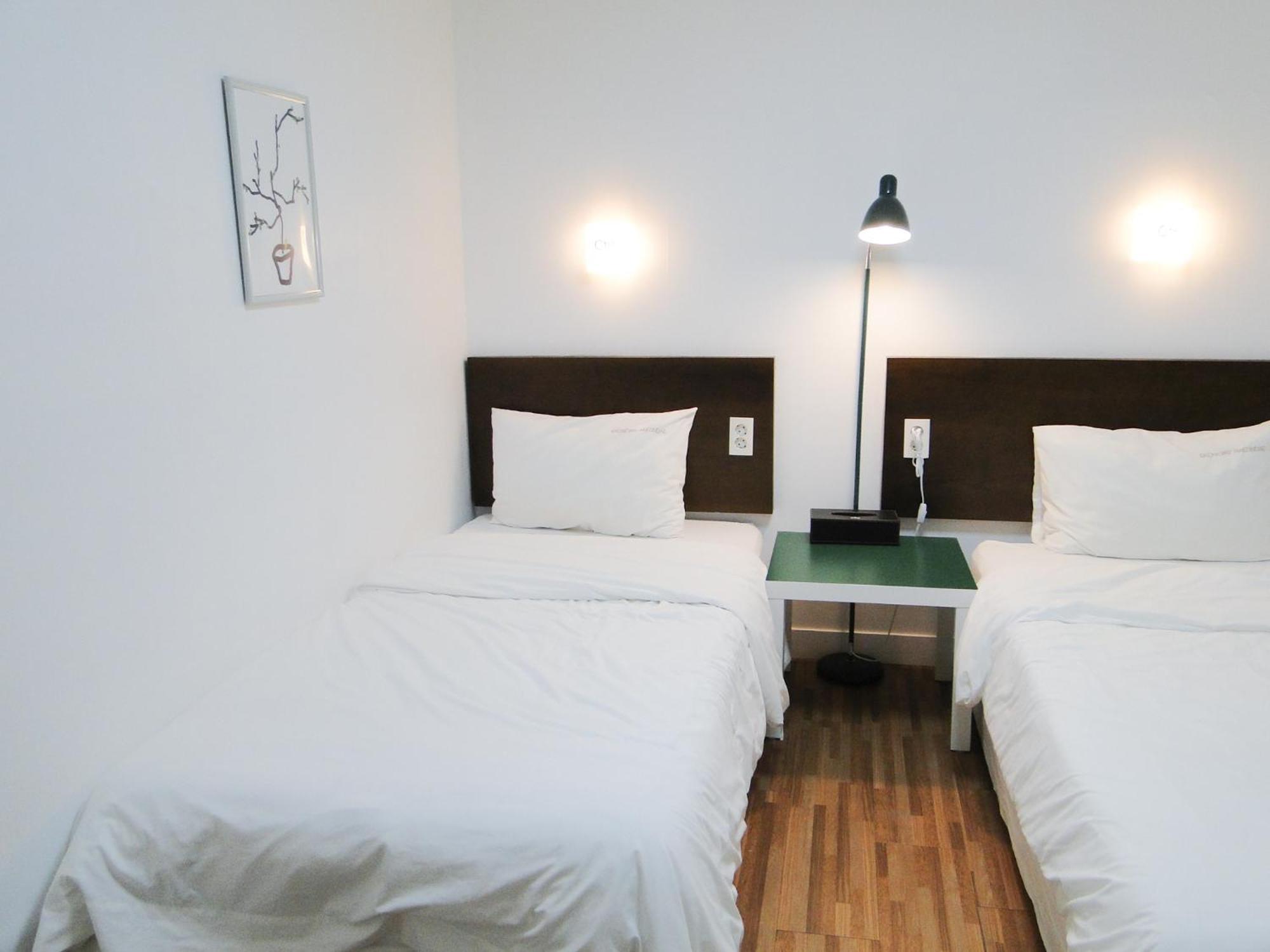 Ekonomy Haeundae Hostel Busan Bagian luar foto