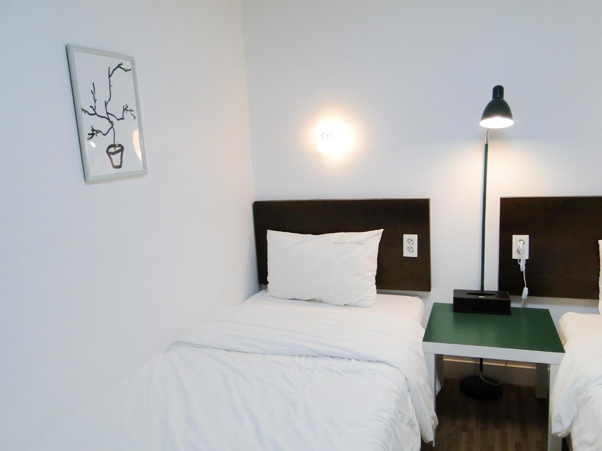 Ekonomy Haeundae Hostel Busan Bagian luar foto